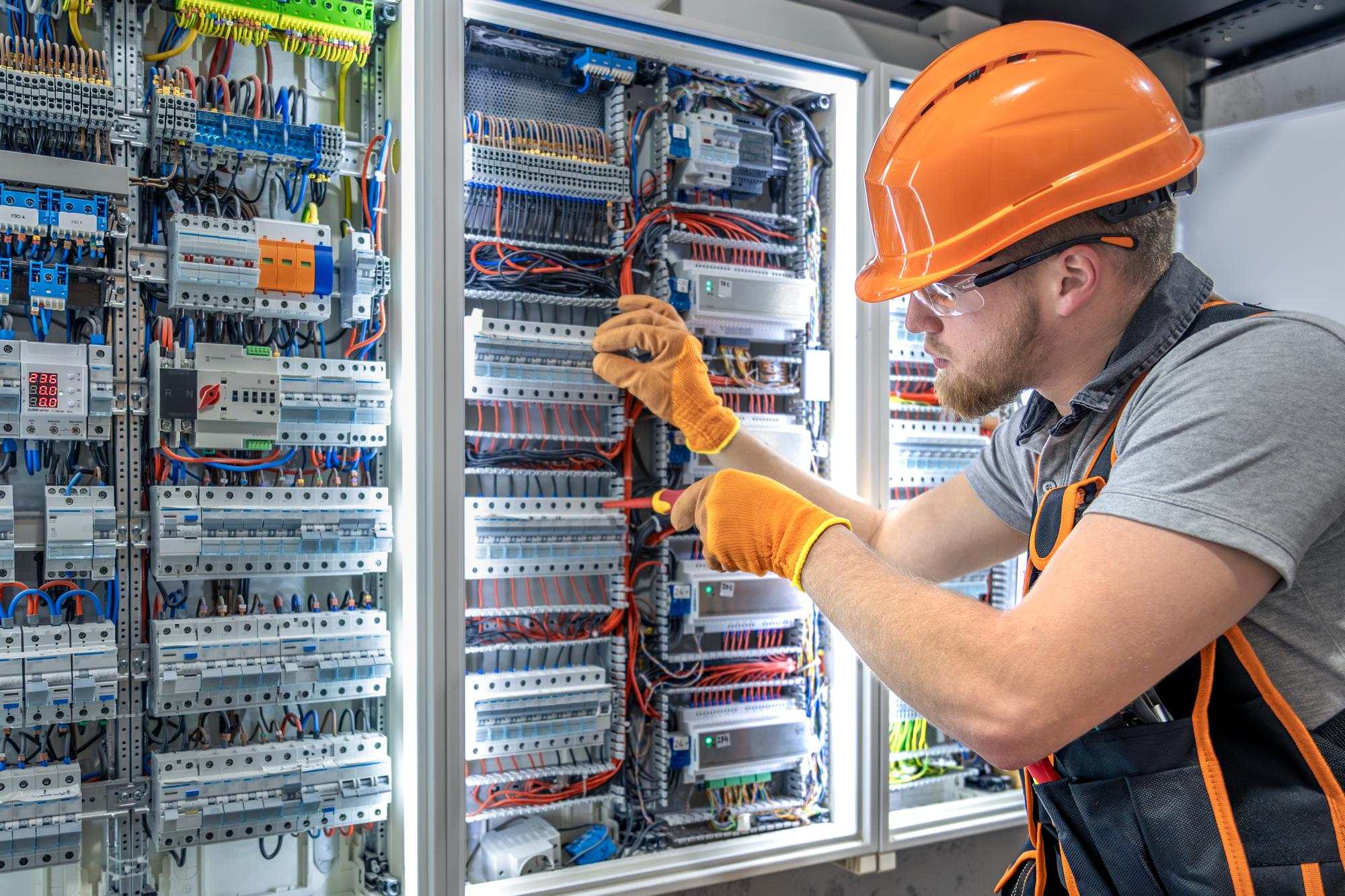 Elektriker arbeitet an Schaltschrank – professionelle Elektroinstallation